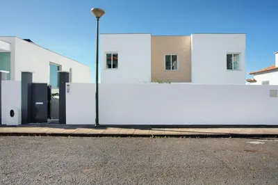 a white wall in front of a building at Pico Do Paraíso in Funchal