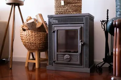an old television sitting next to a basket and a lamp at Sallys in Ponta do Sol