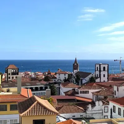 Top-Floor One-Bedroom Flats - Peaceful with Ocean and City Views