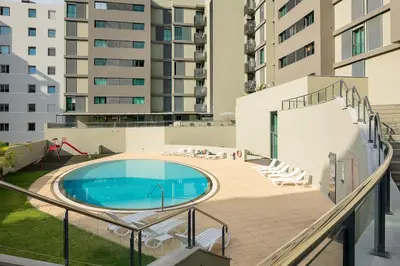 an overhead view of a swimming pool with lounge chairs at Fantástico apartamento na zona nobre - Bella Vita in Funchal