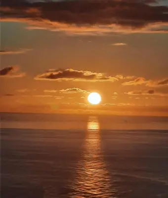 a sunset over the ocean with the sun in the sky at Casa do Prendinha B in Ponta do Pargo