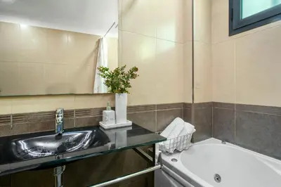 a bathroom with a sink and a bath tub at Apartamento Eden in Machico