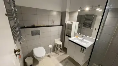 a small bathroom with a toilet and a sink at Pipoca in Luz