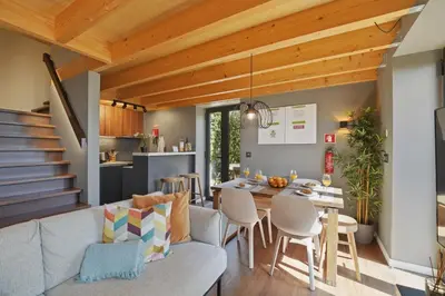 a living room with a couch and a tv at Piu Bella in Fajã da Ovelha
