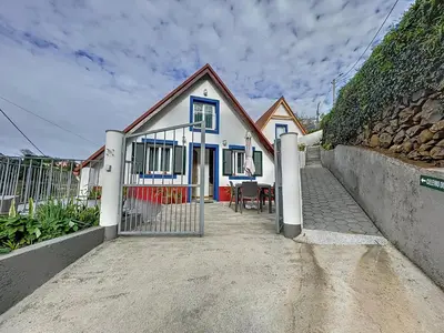 a house with a gate in front of it at Casa do Avô in Santana