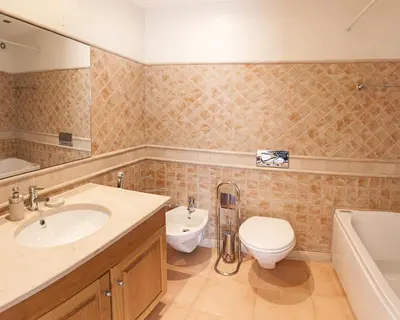 a bathroom with a sink and a toilet and a tub at Apartamentos Villa T2 Vila Sagres in Sagres