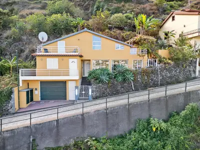 a house on the side of a hill at Petit Campanário in Campanário