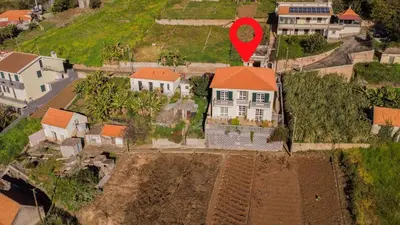an aerial view of a house with a red marker on it at Casa Terra da Vinha in Canhas