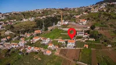 a red marker on top of a town with houses at Casa Terra da Vinha in Canhas