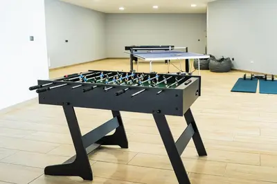 a ping pong table in a room with a ping pong ball at Casa da Lombada in Ponta do Sol