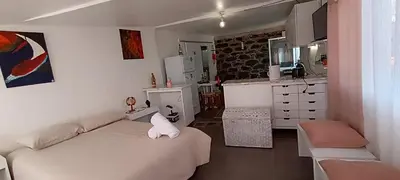 a living room with a bed and a kitchen at O CAMPO na CIDADE in Funchal