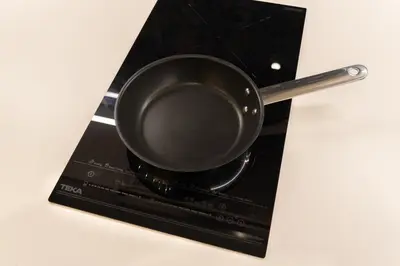 a frying pan in a box with a utensil at Safira Suites 201 in Funchal