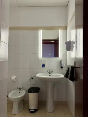a bathroom with a sink and a toilet at Habitación con estacionamiento y baño privado in Funchal