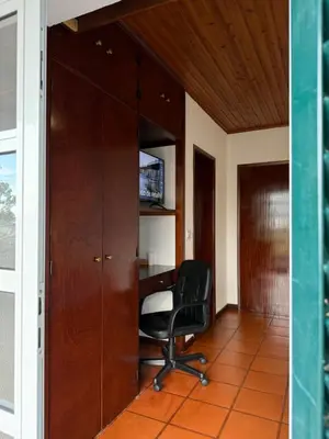 an office with a desk and a chair at Habitación con estacionamiento y baño privado in Funchal