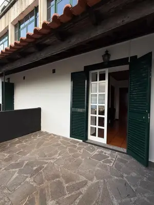 an open door of a building with green shutters at Habitación con estacionamiento y baño privado in Funchal
