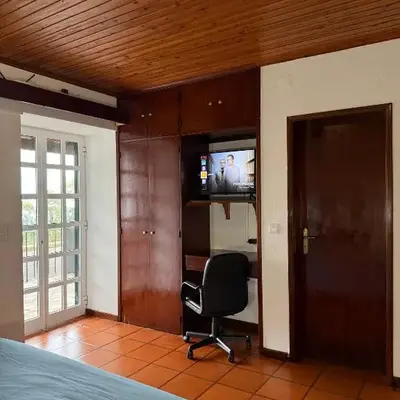Habitación con estacionamiento y baño privado