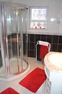 a bathroom with a shower and a sink at Casa Borboleta Gepflegte Villa mit Meerblick, großem Garten und Pool, Traumlage in Aljezur