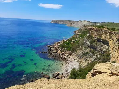 a view of the ocean from a cliff at Apartamento Amalita em Burgau in Burgau