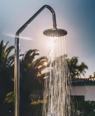 a shower with water coming out of it at Casa Monki in Raposeira