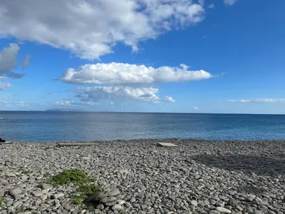 a rocky beach with the ocean in the background at Quarto com banheiro privativo- Room 2 in Santa Cruz