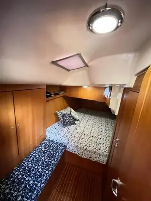 a small room with a bed in the back of a boat at Timeresci in Calheta