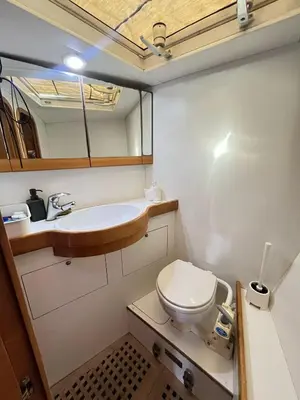 a small bathroom with a toilet and a sink at Timeresci in Calheta