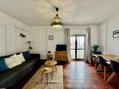 a living room with a couch and a table at O Mar a dois minutos in Luz