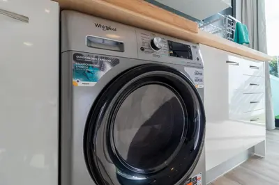 a washing machine in a kitchen with a counter at Casa do Faiska in Câmara de Lobos