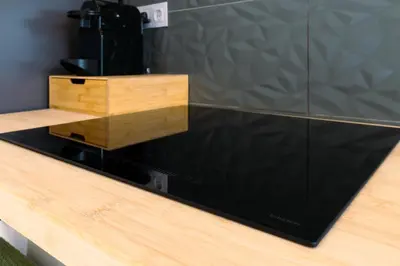 a black microwave oven sitting on top of a counter at Casa do Faiska in Câmara de Lobos