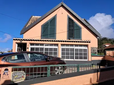 a car parked in front of a house at O Chalé das Borboletas in Santa Maria Madalena