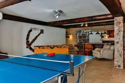 a ping pong table in a living room at Fawlty Towers in Luz