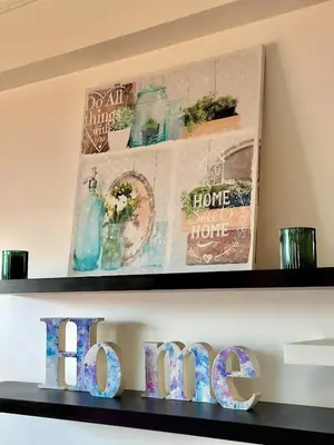 a shelf with a sign that reads home work at Cantinho da Flor in Relógio do Poiso