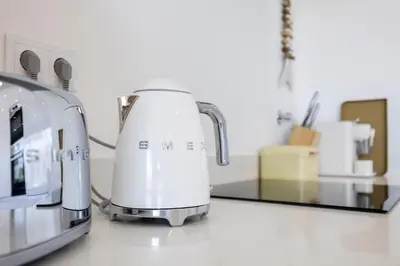a toaster sitting on top of a kitchen counter at Paraíso Florido by the sea in Luz