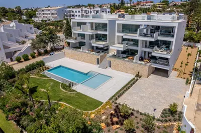 an aerial view of a large apartment building with a swimming pool at Paraíso Florido by the sea in Luz