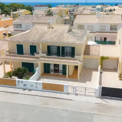 Spacious Villa - Walk to Beach & City Center