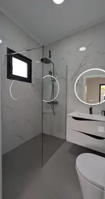 a bathroom with a shower and a toilet and a mirror at Achada de Gaula House in Gaula