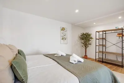 a bedroom with a bed with towels on it at Studio Casa Belavista in Gaula