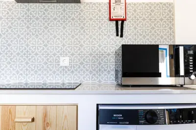 a microwave oven sitting on top of a kitchen counter at Casinha da Raposeira in Raposeira