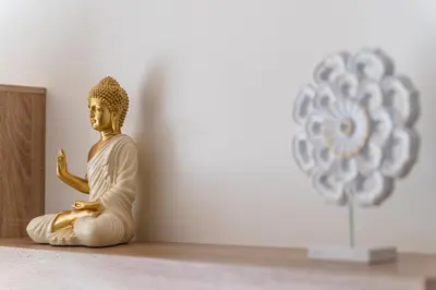 a statue sitting on the floor next to a wall at GuestReady - Duplex paradise in Caniço in Caniço