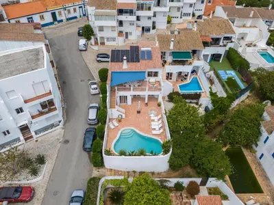 an aerial view of a house with a swimming pool at Casa N.º 1 in Luz