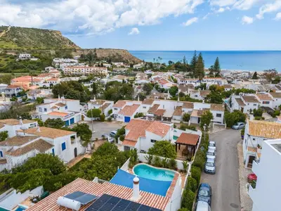 an aerial view of a town with houses and the ocean at Casa N.º 1 in Luz