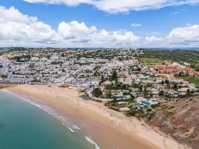 an aerial view of a beach and a city at Casa N.º 1 in Luz