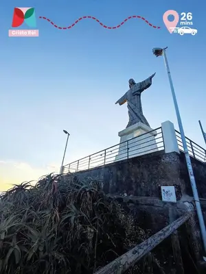 a statue of christ the redeemer on top of a wall at Moradia Garcês in Santa Cruz