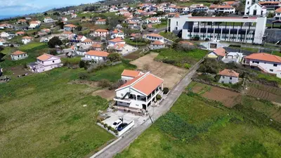an aerial view of a house in a residential neighborhood at Casa do Prendinha A in Ponta do Pargo