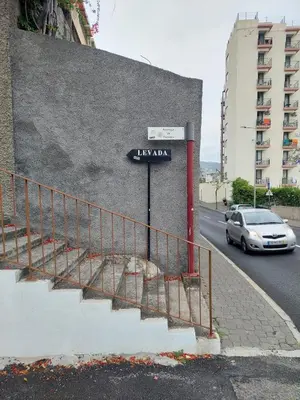 a street sign on the side of a building at Funchal Infinito Azul - Moderno elegante com piscina in Funchal