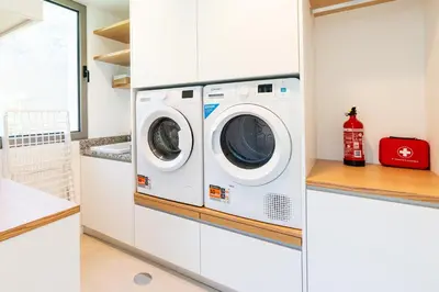 a laundry room with a washer and dryer at Villa das Neves in Estreito da Calheta