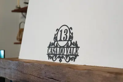 a black and white sticker on a white wall at Casa do Vale 13 - Ribeiro Frio in São Roque