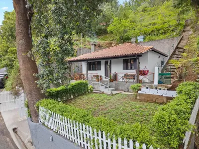 a white house with a fence in front of it at Casa do Vale 13 - Ribeiro Frio in São Roque