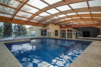 a large swimming pool with a large ceiling at Casa Giri in Relógio do Poiso