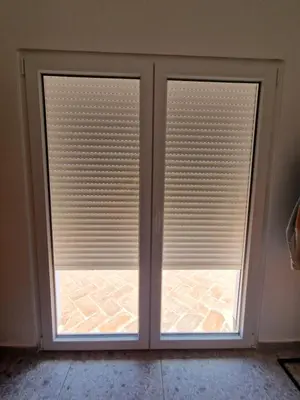 two windows with blinds on them in a room at Novo! Jacuzzi, campo e praia in Vila do Bispo